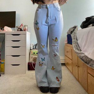 🌀70’s style 🦋 butterfly embroidery bell bottoms, 1XL in light wash